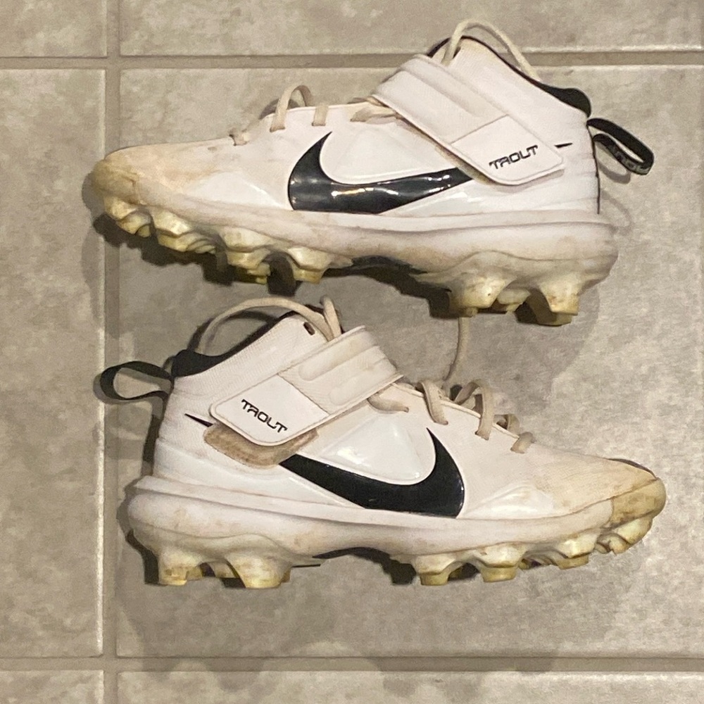 Nike size 4 youth white/black baseball cleats.